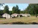 Ruiny baraku w obozie jeńców sowieckich Stalag VIIIF